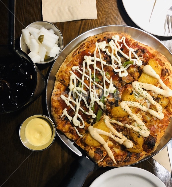 피자,pizza,외식,불고기피자,포테이토피자,저녁,감성,콜라,탄산음료,피클,음식,식재료,요리,food,cook,meal,dishes,food reserves,양식,서양음식,서양요리,western food,western dishes,western meal,western cook