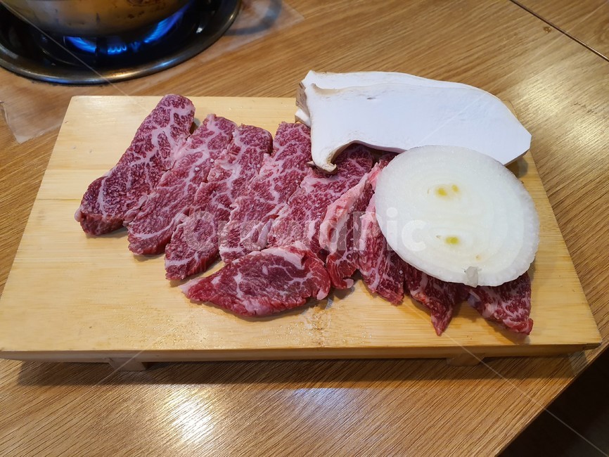 food,고기,갈비,갈비살,meat,음식,요리,dishes,육류,meal,cook,술안주,구이,한식,식사,한우,쇠고기,소고기,한우갈비살,생고기,식재료,석쇠,숯불,마블링,고기집,육류,고기,meat