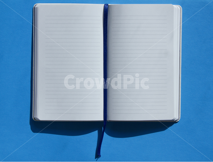 노트,교육,빈종이,종이,메모,메모장,다이어리,공책,책,끈,책갈피,파랑,블루,파란색,라인,줄,빈,비어있는,흰색,화이트,하얀색,펼쳐진,펼쳐놓은,오픈,깨끗한,탑,탑뷰,탑앵글,펼친,페이지,책장