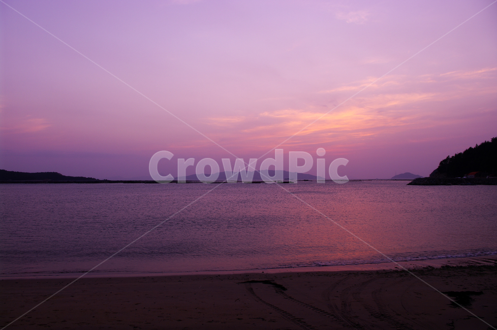노을,sunset,일몰,파도,섬,바다,풍경,해안,하늘,구름,모래사장,자연,풍경,nature,landscape,outdoors,옥외,red sky,붉은 하늘,sky,dusk,황혼,dawn,새벽