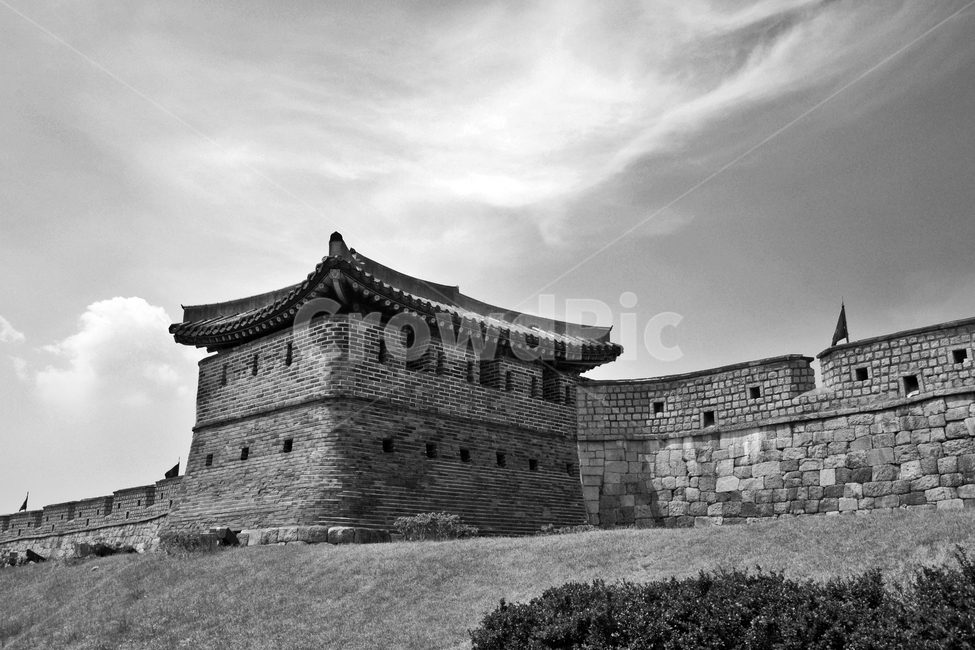 동일포루,포루,우진각지붕,원근총안,성곽,성벽,수원화성,화성,유네스코세계문화유산,조선시대,흑백,한국전통,한국문화,korean traditional,korean culture,랜드마크,landmark,tourist attraction,한국랜드마크,한국관광지,한국명소,korea landmark,korea tourist attraction,흑백,모노톤,monochrome,black and white,건축물,건물외관,exterior,building,structure,architecture,construction