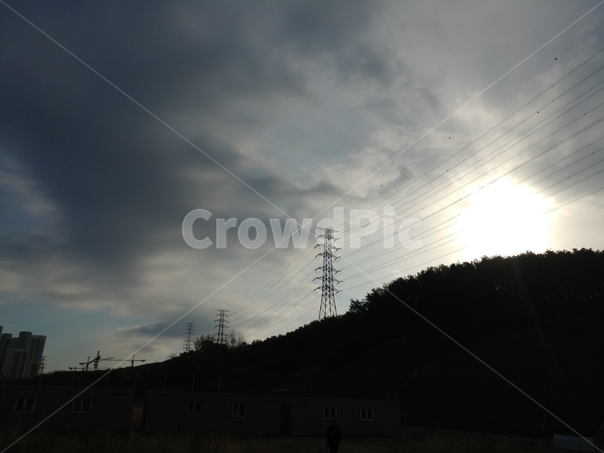 송전탑,산,빛,태양,어둠,하늘,구름,건축물,산업,industry,industrial,에너지산업,energy industry,cable,케이블,power lines,전력선,electric transmission tower