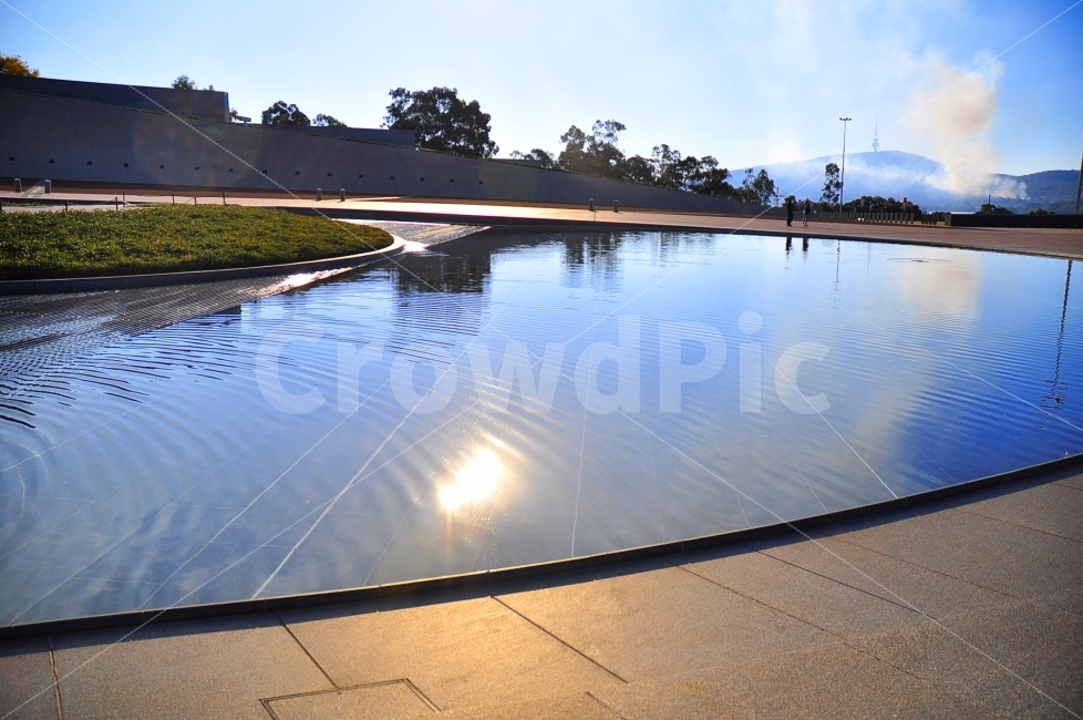 호주,캔버라,국회의사당,물,태양,반사,물결,도시,산,australia,canberra,parliamenthouse,water,waves,reflection,city,capitalcity,mountain,수도,해외,외국,세계,foreign,oversea,world