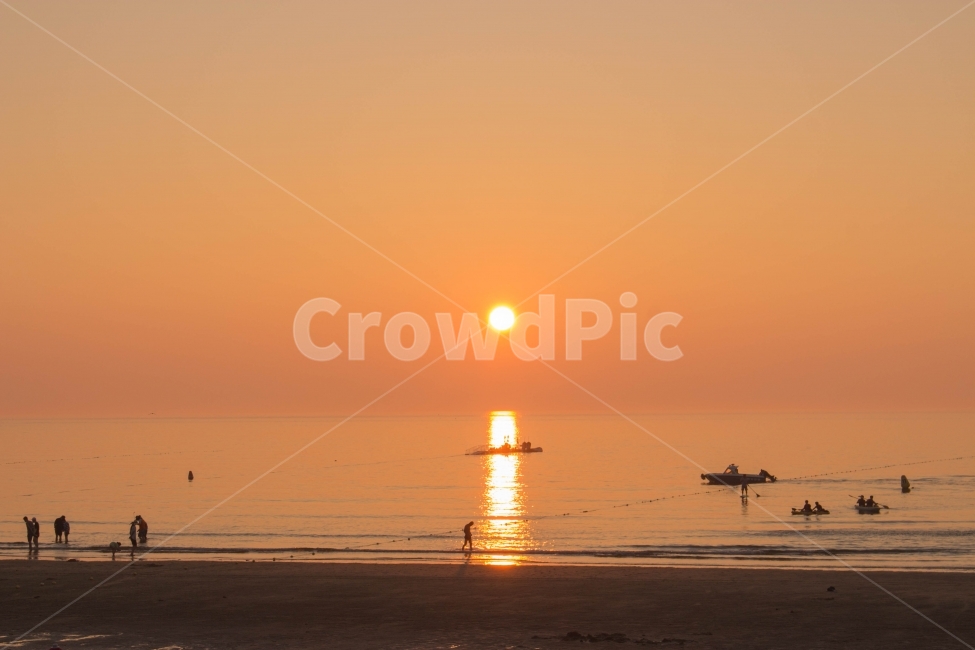 일몰,바다,풍경,자연,노을,해,자연,풍경,nature,landscape,해변,바다,beach,sea,사람들,대중,군중,other people,crowd,감성,sensible,feeling,outdoors,옥외,sunlight,햇빛