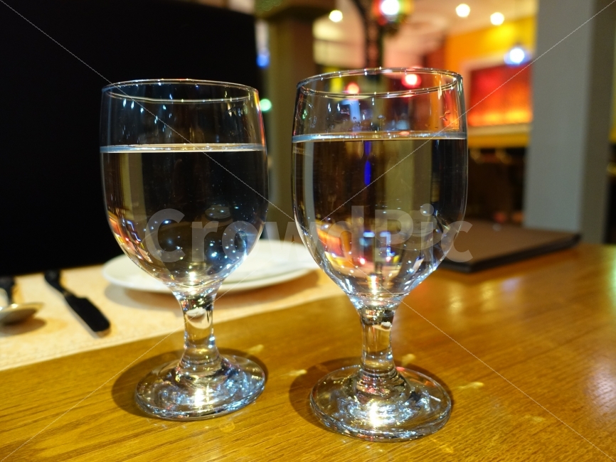 커플,컵,잔,데이트,연인,물,물잔,테이블,먹방,감성,스냅,분위기,느낌,사물,물컵,유리,음료수,drink,beverage