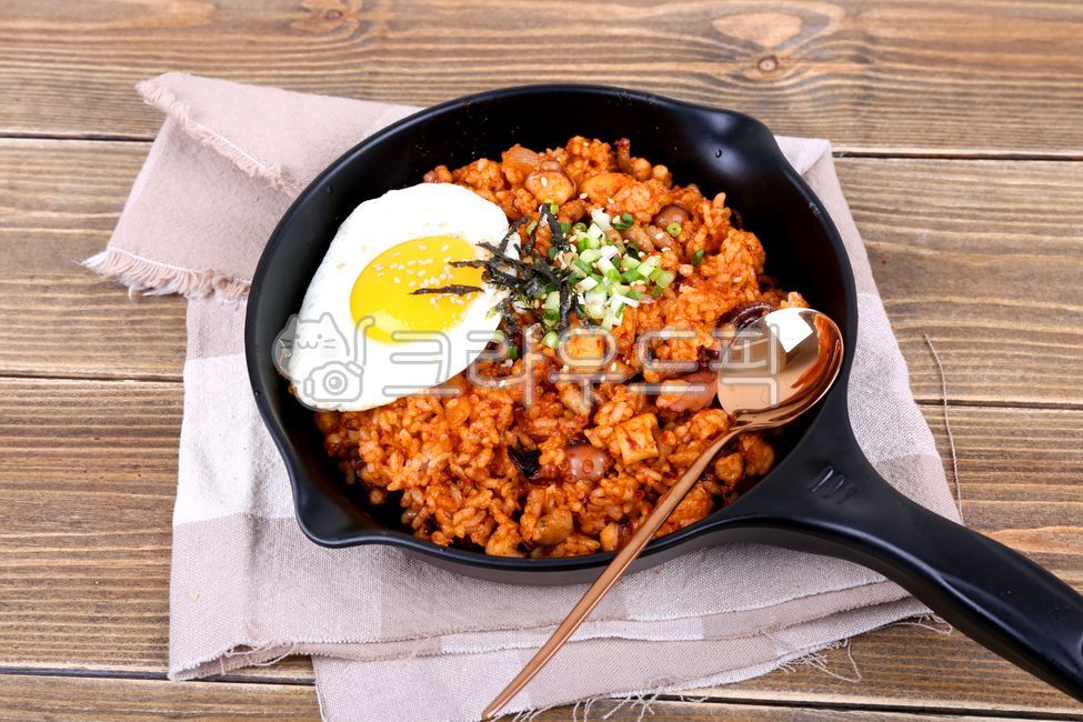 Fried rice,kimchi fried rice,octopus,squid,cuttlefish,octopus,Korean food,Korean wave,cooking,food,K-food,egg,egg,fried,fry
