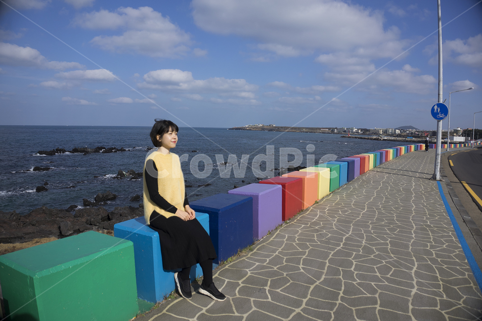 징검다리,가드레일,제주도,바닷가,디딤돌,도로벽,건너다,제주도,jeju,jeju island,사람,인물,인간,human,person,여성,여자,woman,female,lady,apparel,의복,clothing,의류