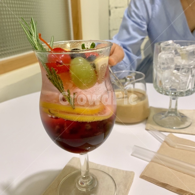 카페,과일,칵테일,후르츠칵테일,에이드,생과일,fruits,각얼음,커피,밀크커피,카페라떼,딸기,청포도,레몬,레몬에이드,허브,체리,포도,탄산수,분위기,힐링,여유,얼음잔,테이블,유리잔