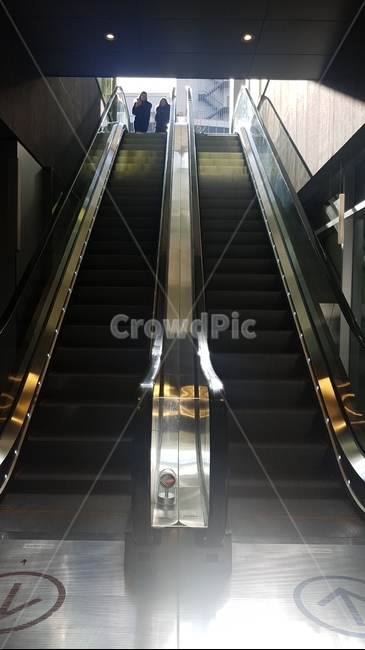 에스컬레이터,올라가기,내려가기,위험,새건물
