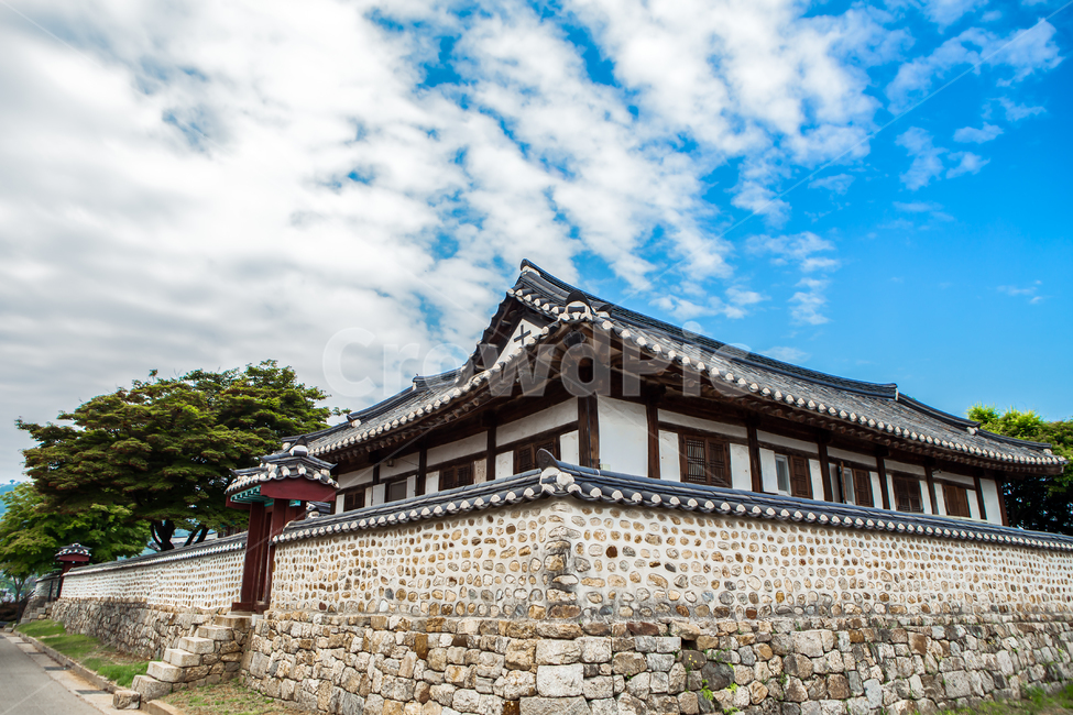 architecture,건축물,building,예배,문화,역사,유물,문화재,유적,강화성당,한옥,건축,건물,전통,성당,유산,종교,천주교,한옥성당,강화도,강화,한옥양식,성지,전통한옥,고건물,고건축,기독교,단청,기와,담장,담,푸른하늘,구름,나무,보리수,보리수나무,배경,풍경,백그라운드,돌벽,벽,벽돌,돌담장,돌담,한국전통,한국문화,korean traditional,korean culture,건축물,건물외관,exterior,building,structure,architecture,construction