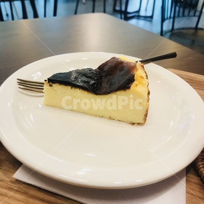 치즈케이크,케이크,번치즈케이크,탄치즈케이크,그릴치즈케이크,디저트,간식,후식,dessert,snack