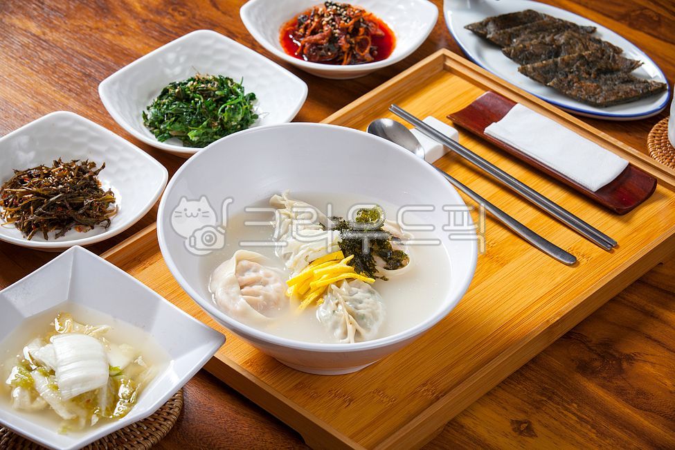 만두,만두국,수제만두,수제만두국,떡국,만두떡국,고기만두,야채만두,김치만두,떡국만두,설,명절,구정,신정,새해,분식,떡만두국,수제고기만두,수제김치만두,수제야채만두,김,수제떡만두국,분식메뉴,만두요리,별미,전통,전통음식,한국음식,한국명절음식,명절음식,식당,식사,음식,메뉴,트레이,수저받침,물수전받침,대나무트레이,대나무,전통요리,만두전문점,맛집,음식,식재료,요리,food,cook,meal,dishes,food reserves
