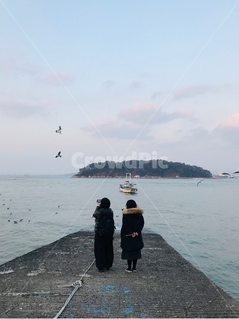 outdoors,옥외,야외,자연,nature,하늘,sky,구름,cloud,바다,sea,ocean,물,water,shoreline,해안선,노을,sutset,인물,사람,모델,human,person,female,woman,male,man,model,friends,친구,감성,감성사진,mood,phothgragh,섬,land,island