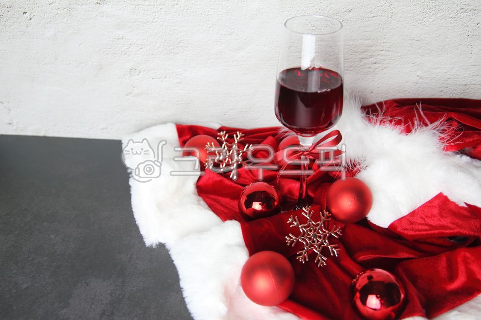 크리스마스,크리스마스배경,와인,와인잔,파티,와인파티,유리,glass,빨간색,레드,빨강,그린,리본,선물,눈꽃모양,장식,장식품,이벤트,연말,오너먼트,공,벨벳,적포도주,redwine,wineglass,와인잔,술,음료,alcohol,beverage,메리크리스마스,성탄절,merry christmas