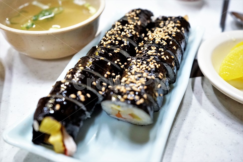 김밥,한국음식,김,계란지단,맛살,분식집,전통음식,깨,윤기나는음식,단무지,시금치,김밥말이,음식,식재료,요리,food,cook,meal,dishes,food reserves,한식,한국음식,한국요리,korean food,korean dishes,korean meal,korean cook