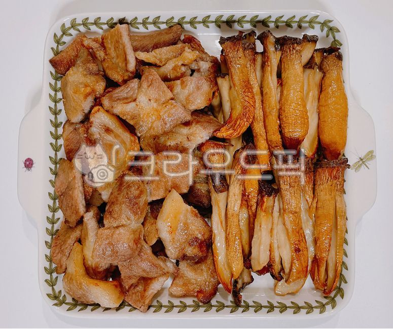 Grilled king oyster mushrooms,plate,Roasted King Oyster Mushroom,pork,food,pig,meal,roasted mushrooms,pork belly,King oyster mushroom,Grilled mushrooms,dish,meat,mushroom,neck meat