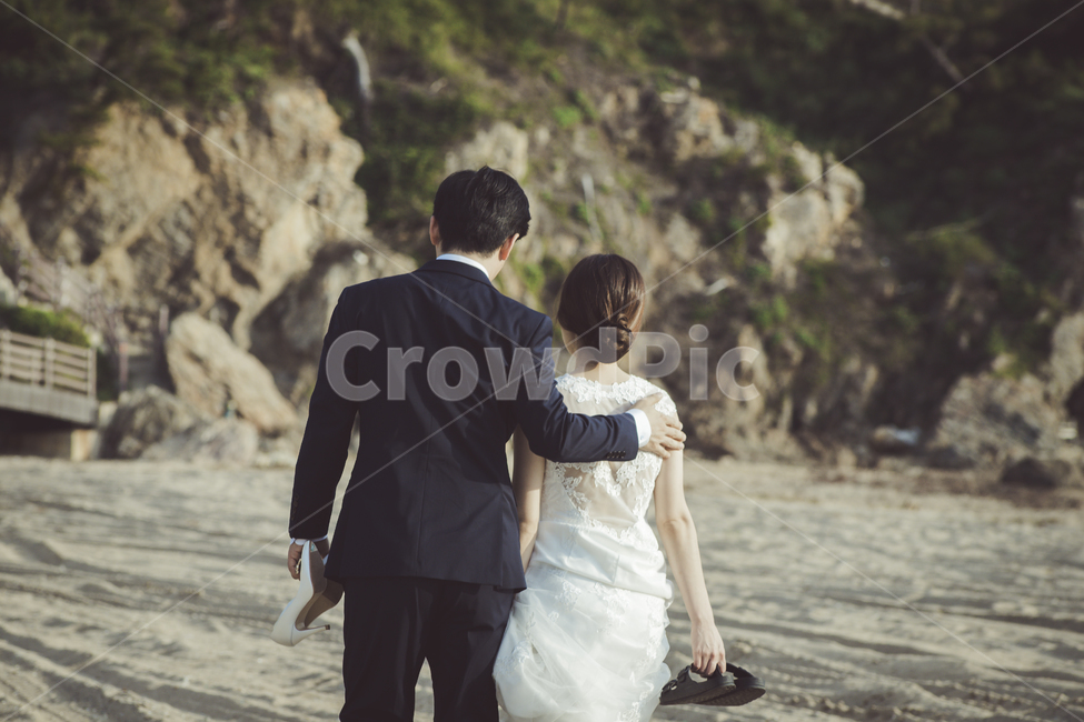 Take care of you,wedding dress,Pohang,couple,Chilpo Beach,wedding photography,Bun hair,married couple,girl friend,shoes,boy friend,shoulder to shoulder,mans hair,wedding,suit