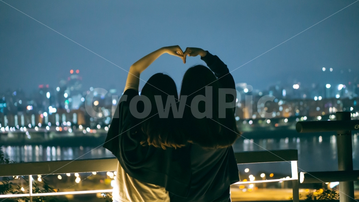 인물,2인사진,야경,밤,서울,뒷모습,응봉산,하트,도시배경,도시,사람,야경인물,야간,인간,도시,풍경,city,landscape,야경,밤,nightscape,night,사람,인물,인간,human,person,감정표현,기분,feeling,emotion,친구,우정,friendship,companion,연출,컨셉,콘셉,direction,concept,apparel,의복,clothing,의류