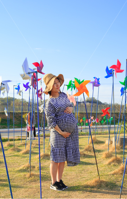blue sky,pinwheel,windy hill,prenatal travel,color,maternity photos,domestic travel,full term,red,peace park,mother,pregnant woman,sky,travel destination,sightseeing,pregnancy,clear,people,hill,blue,light blue,Tourist attractions,travel,colorful,wind,Imji