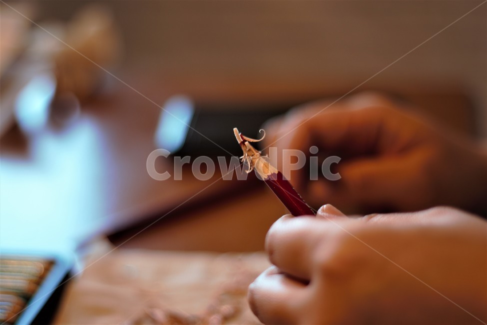 연필,연필깎는손,연필깎는모습,연필깎이,칼,pencil,colorpencil,knife,sharpen,handssharpeningpencil,손,hand,학용품,문구,stationery,sharp,sharpening,careful,art,미술,미술학원,예술,art