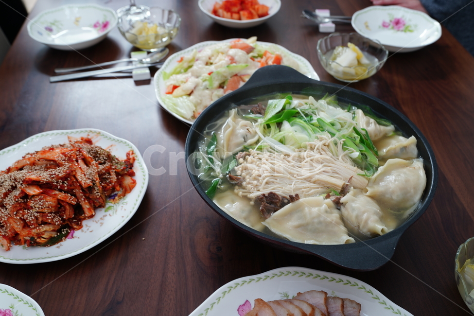 만두,만둣국,국물,국물요리,냄비,김치,식사,디너,버섯,음식,한식,먹거리,먹방,음식,식재료,요리,food,cook,meal,dishes,food reserves,한식,한국음식,한국요리,korean food,korean dishes,korean meal,korean cook