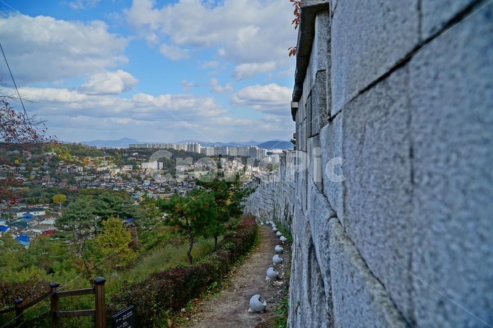 한양도성,한양도성길,순성,순성길,한양도성순성,가을,단풍,나무,성벽,자연,한국,한국적인,서울,코리아,seoul,korea,한국문화,한국전통,전통,문화,전통문화,문화재,유적,유적지,한국문화재,조선,조선왕조,풍경,landscape,autumn,fall,tree,castle,캐슬,하늘,구름,sky,cloud,도시,대도시,시티,city,건물,빌딩,building,scenery,scene,view,한국자연,nature,경치,도시,풍경,city,landscape,한국도시풍경,한국도시경관,korea cityscape,한국전통,한국문화,korean traditional,korean culture,건축물,건물외관,exterior,building,structure,architecture,construction,road,도로,dirt road,흙길,gravel,자갈