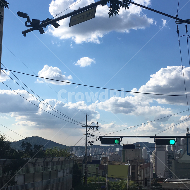 하늘,신호등,구름,건물,아파트,전깃줄,오후풍경,sky,trafficlight,afternoonlandscape,cloud,building,apartment,나무,tree,산,mountain