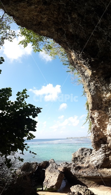인도네시아,발리,하늘,바다,해변,indonesia,bali,sky,sea,ocean,대양,자연,nature,beach,rock,rocks,바위,cave,동굴,cove,후미,자연,풍경,nature,landscape,세계자연풍경,해외자연풍경,외국자연풍경,world nature landscape,water,물,shoreline,해안선,outdoors,옥외,coast,연안