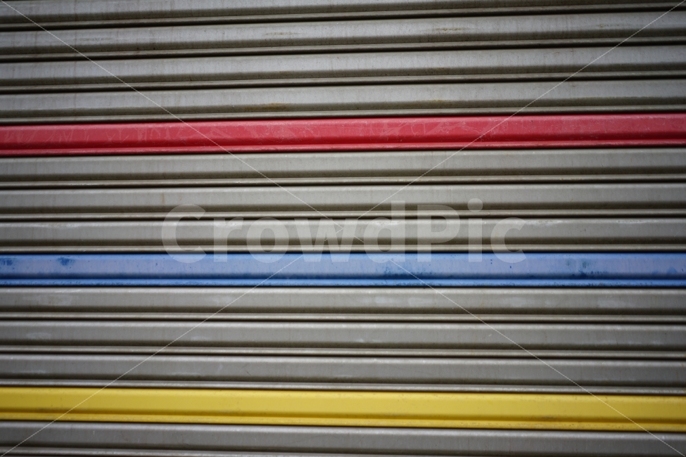 Its a shot,door,shop,Its an aluminum shot,shutter,store,shata