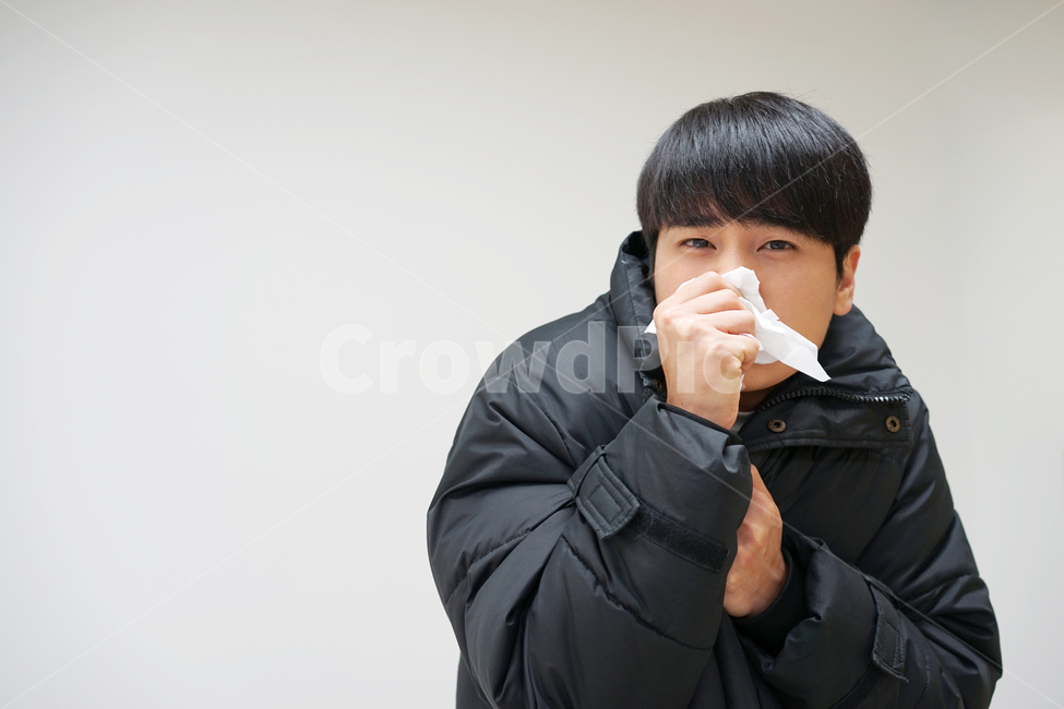 추위,강추위,남자,남성,콧물,코감기,감기,휴지,겨울,패딩,한파,몸살,한겨울,겨울,계절,winter,season,사람,인물,인간,human,person,남성,남자,man,male,건강,헬스웨어,헬스케어,healthware,health care