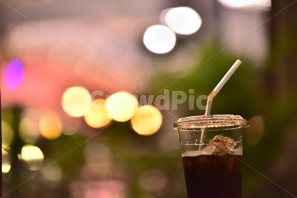 보케,드링크,커피,카페,테이블,초저녁,배경,빛망울,백그라운드,icecoffee,background,drink,음료,table,분위기,불빛,조명,ice,얼음,시원한,커피,카페,coffee,cafe