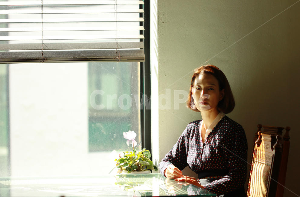 어머니,50대,여성,자연광,생활한복,실내,낮,한낮,오후,햇빛,mom,mother,단발머리,사람,인물,인간,human,person,여성,여자,woman,female,lady