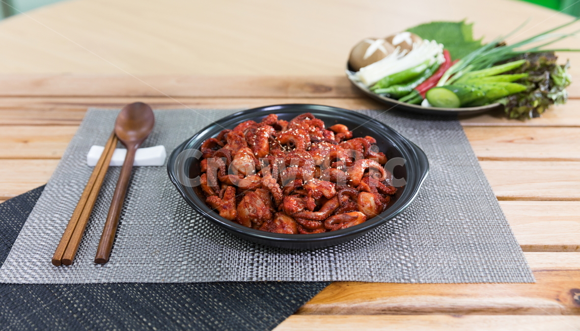 주꾸미,요리,다이어트,매운음식,식기류,건강식,조리법,그릇,테이블,식사,맛있다,먹다,별미,낙지,문어,맵다,짜다,준비,숟가락,식탁,붉다,해산물,바다요리,재료,배고프다,무침,볶음,식당,볶다,젓가락,매콤하다,양념,밥도둑,쌀,밥,야채,음식,식재료,요리,food,cook,meal,dishes,food reserves,한식,한국음식,한국요리,korean food,korean dishes,korean meal,korean cook