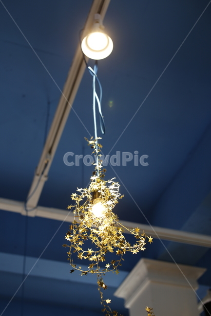 조명,카페,은은한,두개조명,파란천장,사물,물건,오브젝트,thing,object,matter