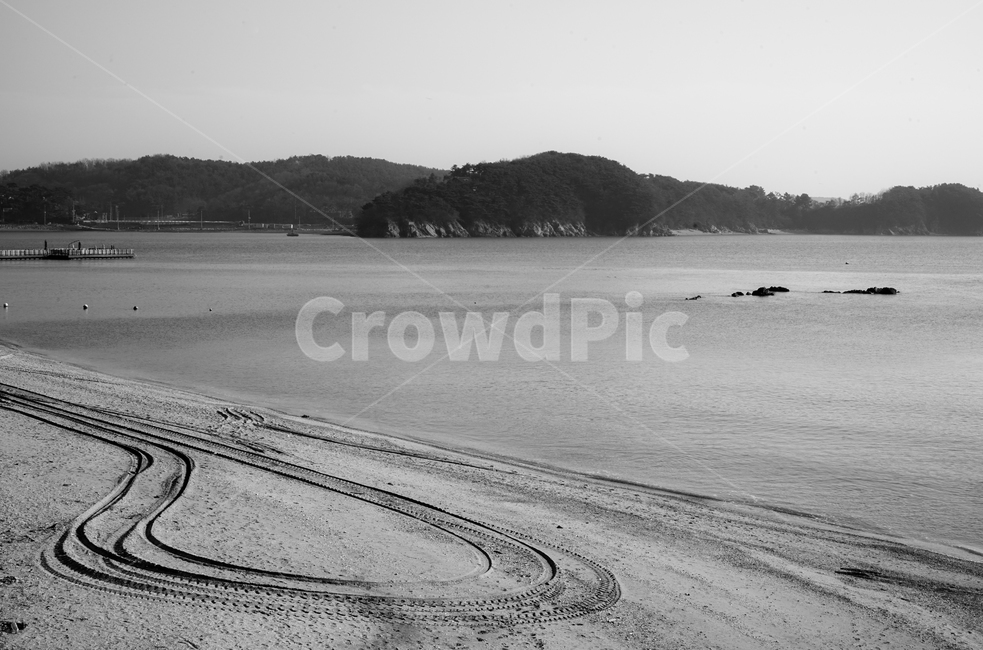해변,바다,바닷가,모래,모래사장,백사장,자국,흔적,감성,풍경,자연,풍경,nature,landscape,흑백,모노톤,monochrome,black and white,water,물,ocean,대양,sea,outdoors,옥외,shoreline,해안선