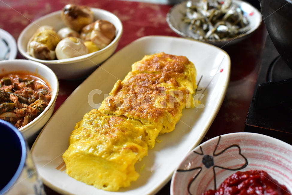 식당,음식,집밥,집,아침,점심,계란말이,노랑,달걀,반찬,밥,접시,식탁,가족,안주,egg,cook,음식,식재료,요리,food,cook,meal,dishes,food reserves,한식,한국음식,한국요리,korean food,korean dishes,korean meal,korean cook