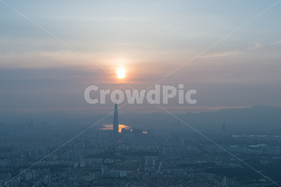 미세먼지,서울,시내,도심,한강,먼지,안개,초미세먼지,오후,구름,흐린,태양,해,공해,환경,하늘,풍경,스모그,대기,오염,뿌연,롯데월드,타워,랜드마크,대기오염,공기,빌딩,강남,잠실,건강,생활,날씨,환경오염,나쁨,환경문제,황사,호흡기,질환,배기가스,매연,일몰,남산타워,고층건물,건물,남산,다리,대교,도시,풍경,city,landscape,한국도시풍경,한국도시경관,korea cityscape,랜드마크,landmark,tourist attraction,한국랜드마크,한국관광지,한국명소,korea landmark,korea tourist attraction,nature,자연,outdoors,옥외