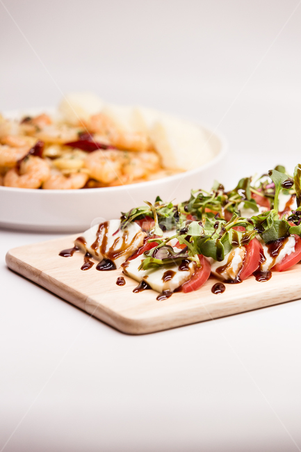 카프리제,감바스,caprese,감바스알아히요,gambas,새우,seafood,마늘,스페인요리,안주,올리브유,나무도마,칵테일새우,음식,식재료,요리,food,cook,meal,dishes,food reserves