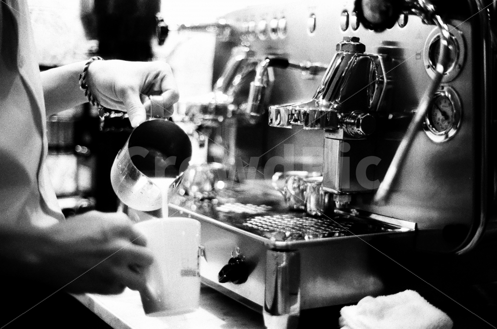 바리스타,라떼아트,커피,카페,흑백사진,필름사진,사람,인물,인간,human,person,커피,카페,coffee,cafe,흑백,모노톤,monochrome,black and white