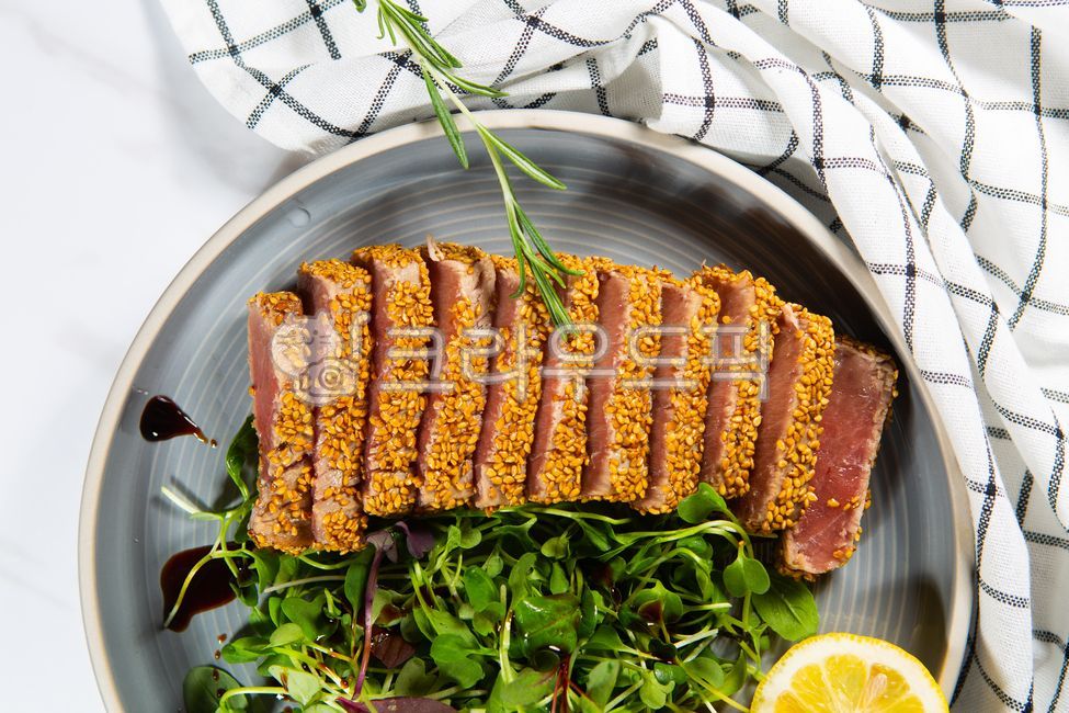 tuna,tuna dish,Tuna tataki salad,Tuna tartare,Tuna tataki