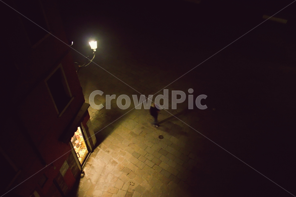 밤거리,골목,가로등,행인,모퉁이,상점,어두움,밤길,불빛,감성,벽,붉은집,보도블럭,조용함,이탈리아,베니스,외로움,발걸음