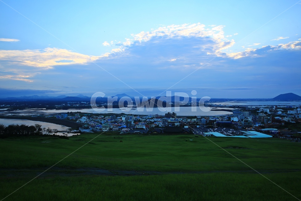 landscape,경치,풍경,scenery,shoreline,해안선,promontory,곶,outdoors,옥외,nature,자연,water,물,ocean,대양,sea,바다,field,들,제주,성산야경