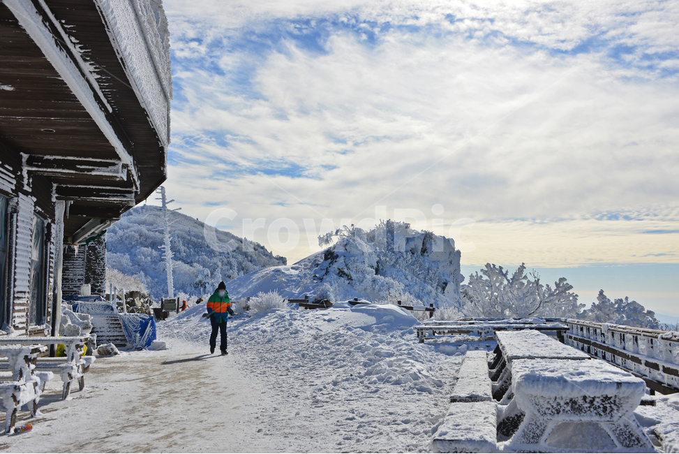 person,사람,human,인간,snow,눈,nature,자연,outdoors,옥외,ice,빙,mountain,산,mountainrange,산맥,무주,덕유산,덕유산설경,겨울,계절,향적봉,중봉,설천봉,겨울,계절,winter,season