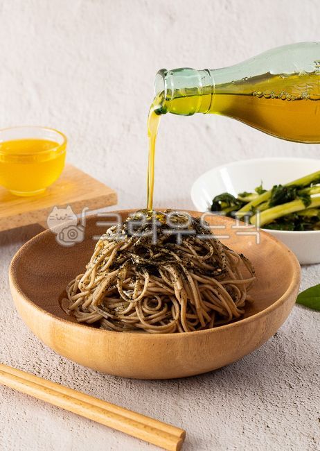 oil,Makguksu,perilla oil,wooden bowl,chopsticks,oil bottle,Perilla Oil Makguksu,cooking