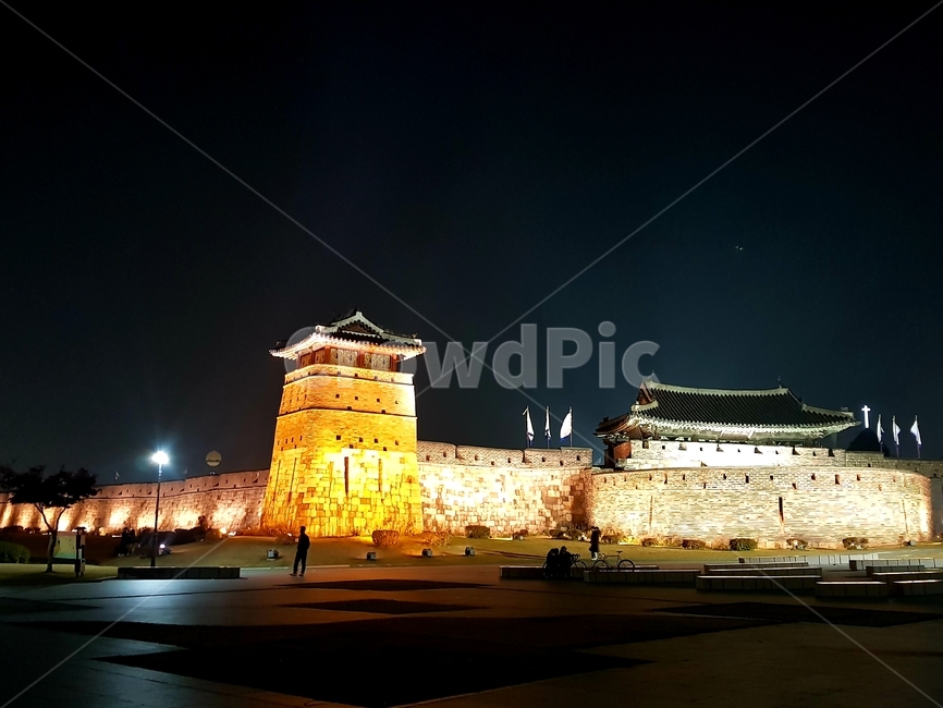 수원,풍경,야경,화성,라이트업,성,전통건물,건축물,한국전통,한국문화,koreantraditional,koreanculture,랜드마크,landmark,한국명소,돌,night,nightscape