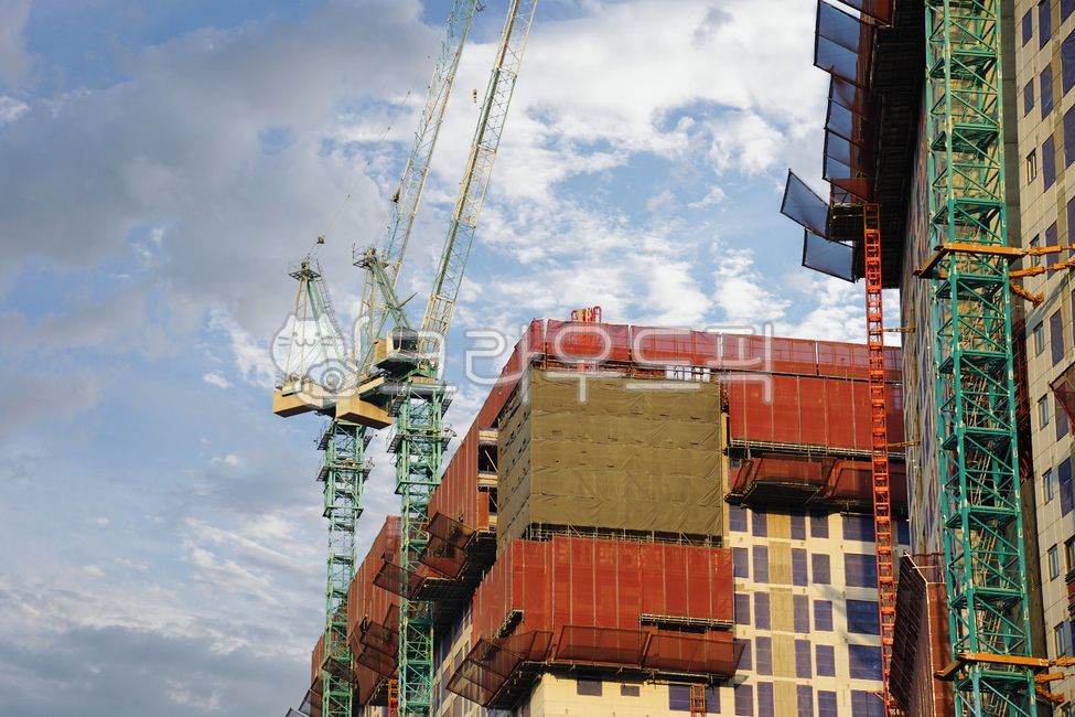 redevelopment,erection,sky,crane,city,construct,house,building,cloud,sight,cityscape,construction