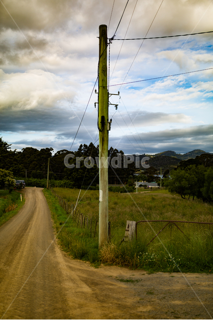 호주,australia,타즈매니아,tasmania,길,도로,하늘,그림자,그늘,sky,tree,언덕,hill,road,시골,구름낀,흐림,흐린날,나무,흙길,시골길,바닥,마을,전선,전봇대,자연,풍경,nature,landscape,utility pole,전신주