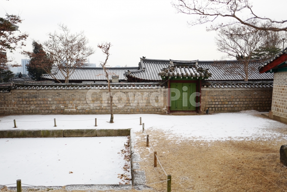 문고리,문,손잡이,한옥,대문,전통,한국,한국전통,출입문,건축,고건축,전통건축,한국문화,koreantraditional,korean,culture,눈,마당,전통가옥,겨울,계절,winter,season,한국전통,한국문화,korean traditional,korean culture,랜드마크,landmark,tourist attraction,한국랜드마크,한국관광지,한국명소,korea landmark,korea tourist attraction