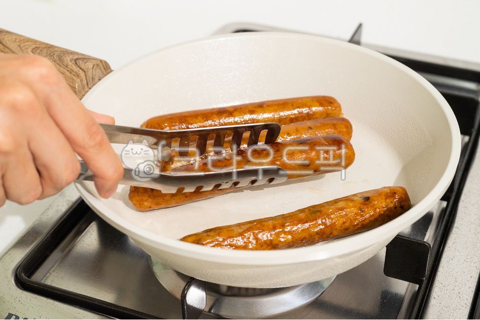 소세지,소세지굽는,구이,sausage,소시지,굽는,후라이팬,프라이팬,주방,음식,요리,식재료,집게,손,굽다,구운,식사,바베큐,grilling,bbq,cooking,food,meal,smoke,toasting,hand,ironpan,meat,고기,소세지구이