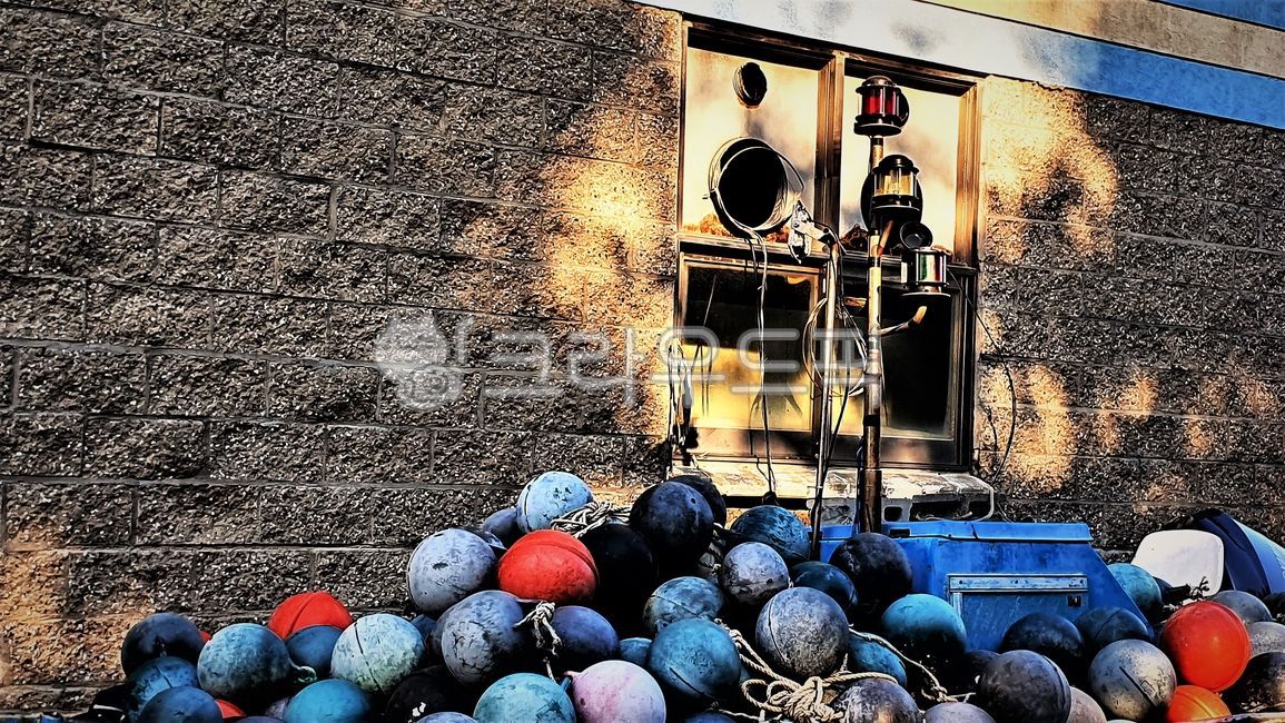 scorched wall,burnt wall,exhaust,danger,Be careful with fire,trace,phrase,V,scorched,fire,Traffic Light,Burnt appearance